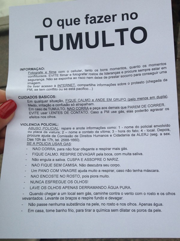 Manifestantes distribuem panfleto com dicas para tumulto (Foto: Cristiane Cardoso/G1)