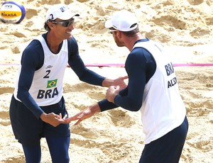 Alison e Emanuel comemoram vitória no vôlei de praia do Brasil contra a Suíça em Londres (Foto: AP)