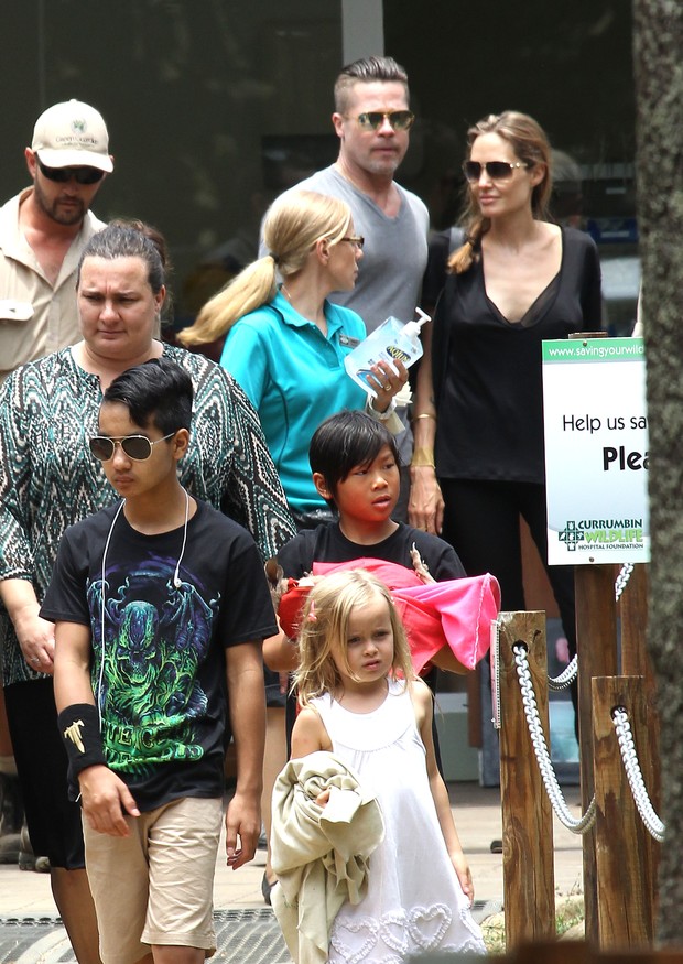 Angelina Jolie e Brad Pitt com os filhos (Foto: Grosby Group)