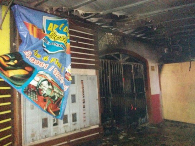 Incêndio, supostamente criminoso, destruiu tapeçaria em Porto Velho (Foto: Lívia Costa/Globo Esporte)