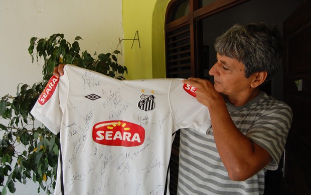 amigo de durval apresenta camisa autografada do santos (Foto: Lucas Barros / Globoesporte.com/pb)