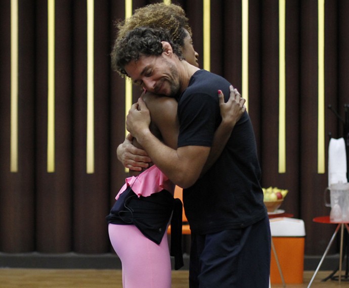 Flávio Canto consegue abraço de Ivi Pizzott (Foto: Fabiano Battaglin / Gshow)