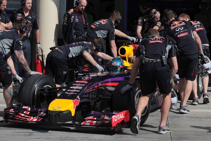 RBR voltou a sofrer problemas de refrigeração e Sebastian Vettel pouco andou no Bahrein (Foto: AP)
