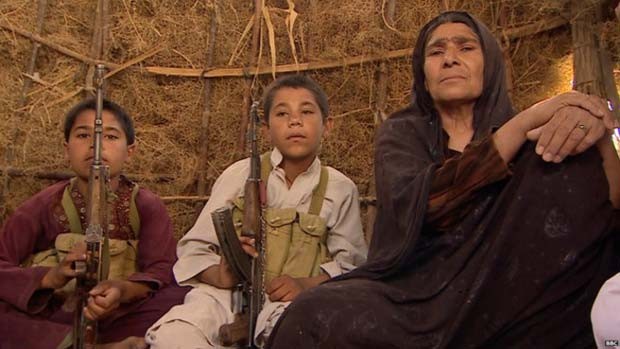 Ferozah e seus dois netos enfrentam um duro confronto contra o Talibã  (Foto: BBC)