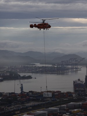 Helicóptero conseguiu concluir o transporte do gerador em Santos, SP (Foto: Sérgio Furtado / Arquivo Pessoal)