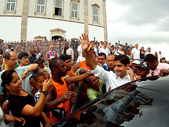 Fieis lotam igreja do Bonfim no dia de Finados em Salvador (Foto: Imagem/ TV Bahia)