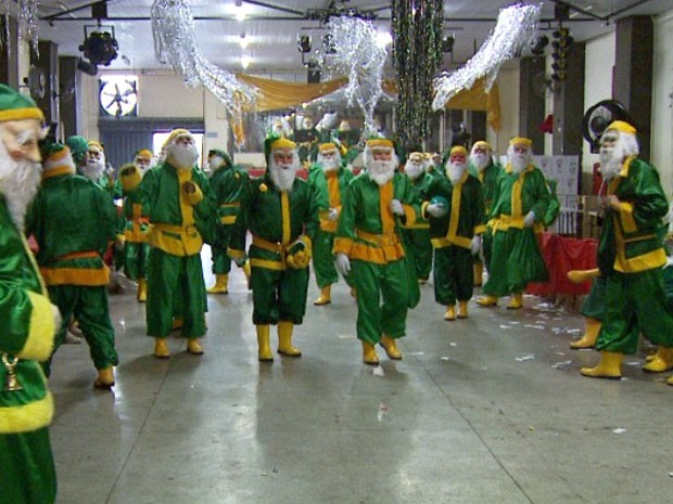 Voluntários criam Papai Noel 'mascarado' e que usa verde e amarelo em Itapira, SP (Foto: Reprodução / EPTV)