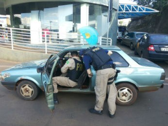Motorista paraguaio disse aos policiais que não sabia que o carro era roubado (Foto: PRF/ Digulgação)