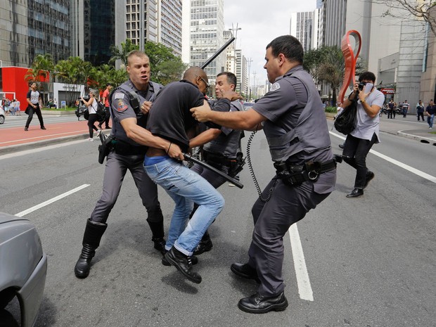 Policiais intervêm durante confusão entre apoiadores e críticos à candidatura de Donald Trump, na Avenida Paulista (Foto: Nelson Antoine/FramePhoto/Estadão Conteúdo)