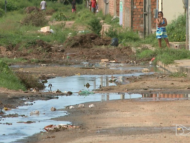 Problema está comprometendo os negócios dos comerciantes do bairro Novo Horizonte (Foto: Reprodução/TV Mirante)