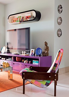 Nesta sala, tudo vibra: do móvel de TV roxo ao tapete laranja. Os três pratos, apesar de modernos, dão o tom de casa de avó. Ambiente decorado pela arquiteta Andrea Murao