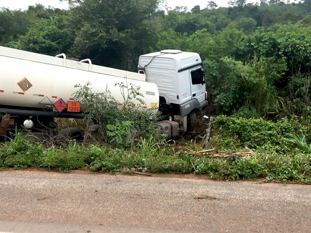 Caminhão-tanque saiu da pista após acidente na BR-135 (Foto: Divulgação / PRF-MA)