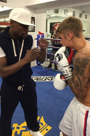 Justin Bieber treina boxe com o "professor" Floyd Mayweather (Foto: Reprodução )
