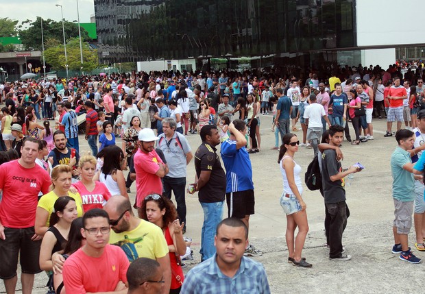 Fãs em frente ao Memorial da América Latina, em São Paulo (Foto: Celso Tavares/EGO) Fãs em frente ao Memorial da América Latina, em São Paulo (Foto: Celso Tavares/EGO)