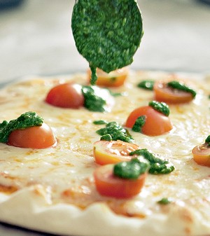 Pizza de tomate-cereja com pesto de rúcula (Foto: Lufe Gomes)