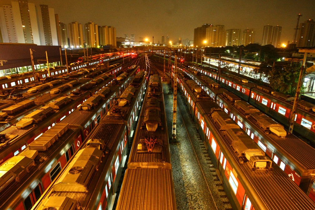 Composições paradas no pátio da CPTM, em Presidente Altino, na Grande São Paulo (Foto: Aloisio Maurício/Fotoarena/Estadão Conteúdo)