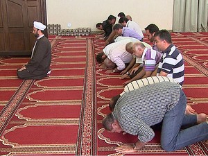 Muçulmanos rezam na mesquita de Barretos (Foto: Ronaldo Oliveira/EPTV)