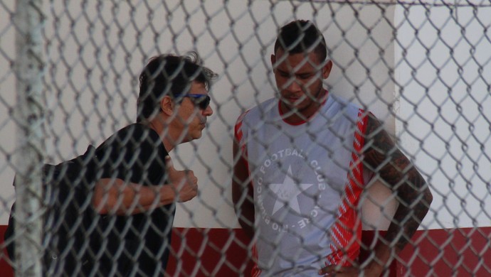 Rafael Tanque conversa com Ulisses Torres, diretor de futebol do Rio Branco-AC (Foto: João Paulo Maia)