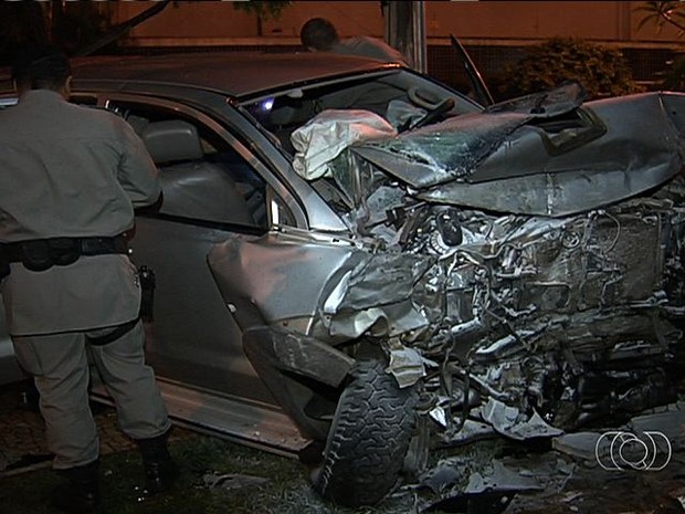 Caminhonete roubada ficou destruída após acidente, em Goiânia, Goiás (Foto: Reprodução/ TV Anhanguera)
