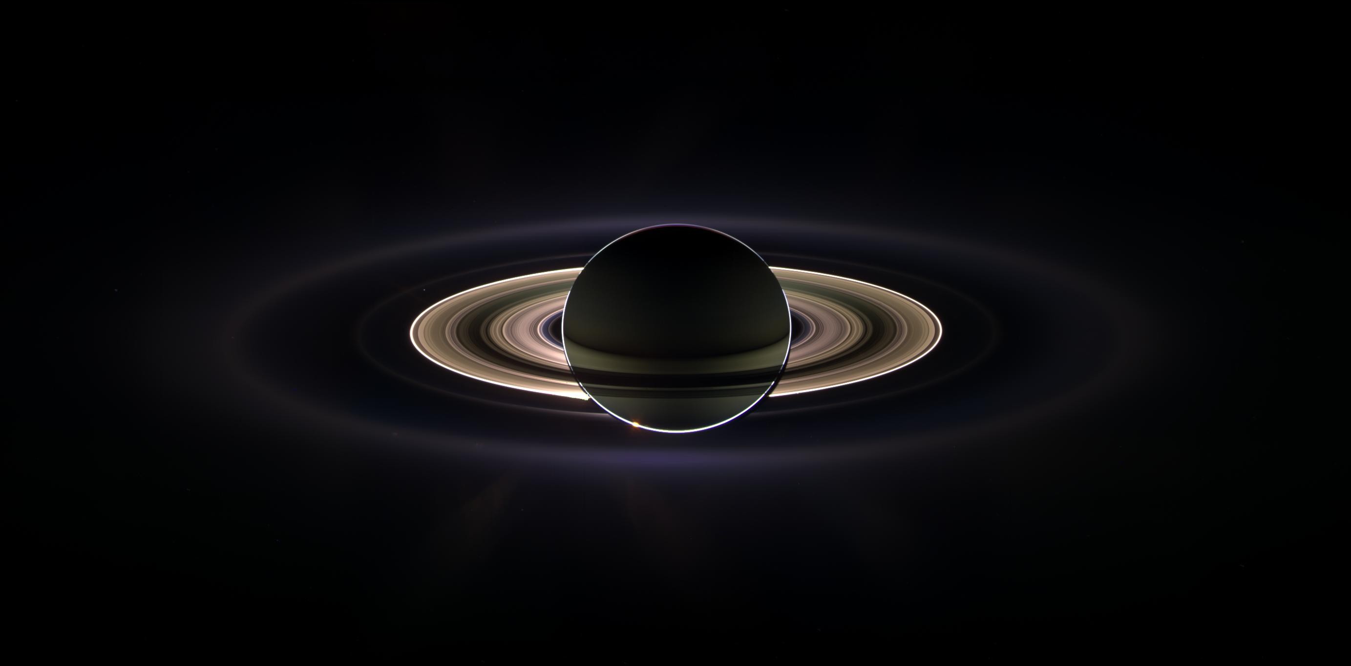 Saturno no contra-luz