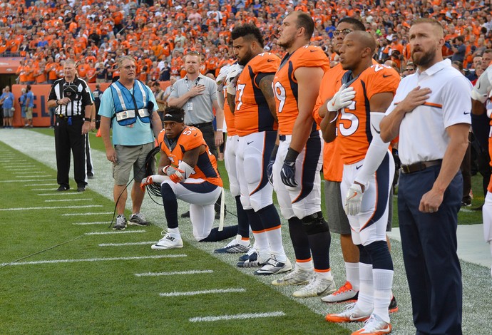 Brandon Marshall se ajoelha durante o hino nacional (Foto: Reuters)