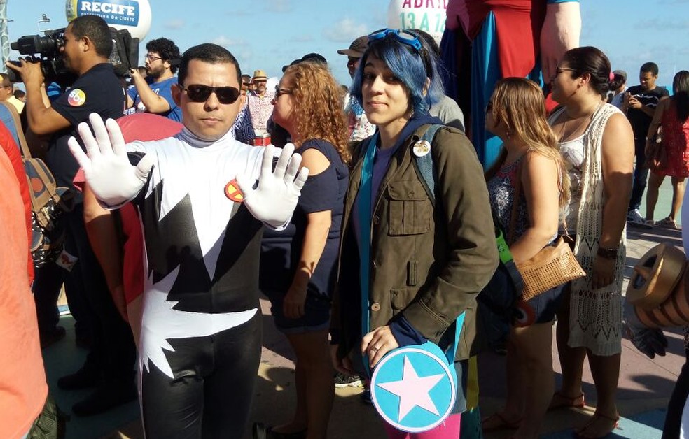 Amigos Mavi Rodrigues e Geórgia Albertim foram até o Marco Zero para exibir os figurinos de personagens de filmes e quadrinhos (Foto: Marina Meireles/G1)