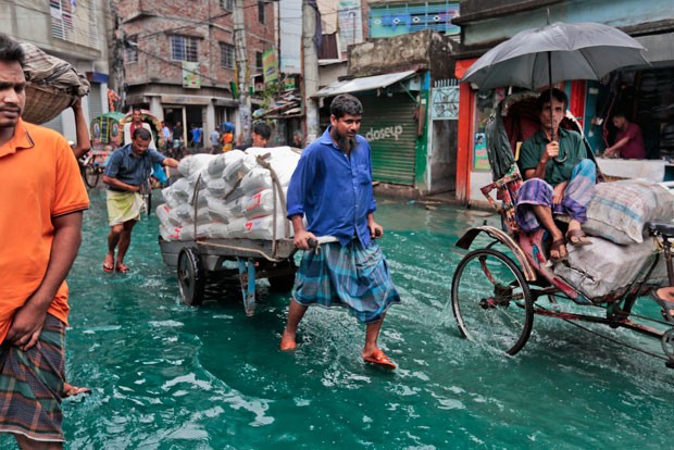 Capital Daca também foi afetada pela passagem do ciclone (Foto: A.M. Ahad/AP)