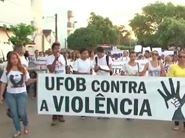 Alunos da UFOB em manifestação contra a violência após morte de estudante em Barreiras, Bahia (Foto: Reprodução/ TV Bahia)