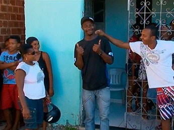 Homem chega em casa e interrompe o 'próprio' velório em Alagoinhas (BA) (Foto: Reprodução/ TV Subaé)