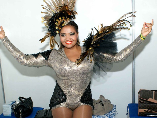 Cantora paraense sobe ao palco em Salvador com colã prateado (Foto: Egi Santana)