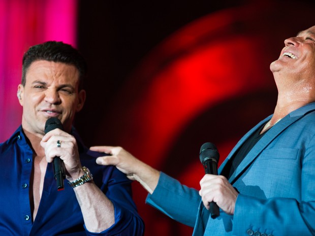Eduardo Costa e Leonardo mostram interação no palco da Festa do Peão de Barretos 2016 (Foto: Érico Andrade/G1) Eduardo Costa e Leonardo mostram interação no palco da Festa do Peão de Barretos 2016 (Foto: Érico Andrade/G1)