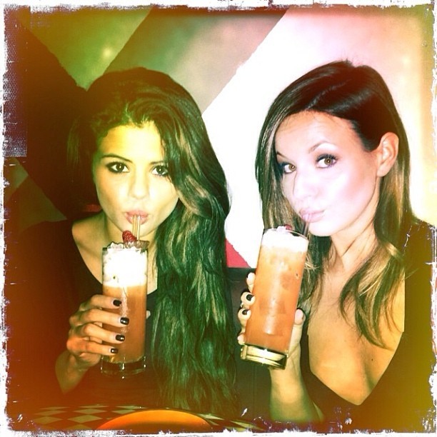 Selena Gomez com amiga (Foto: Instagram / Reprodução)