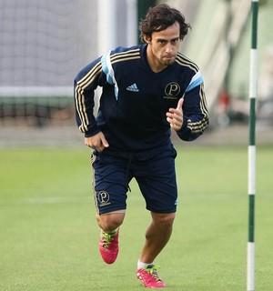 Líder de amarelos no Verdão, Valdivia admite que precisa reclamar menos