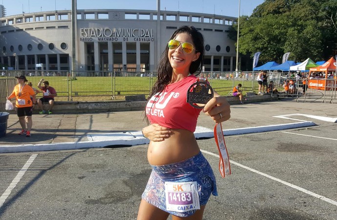 Miss Fit, Camila Serakides exibe barriga grávida após corrida na Meia de São Paulo (Foto: Marcos Riboli )