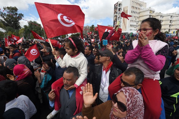 Tunisianos são vistos em protesto contra o terrorismo do lado de fora do Museu Bardo neste domingo (29) (Foto: Fethi Belaid/AFP)