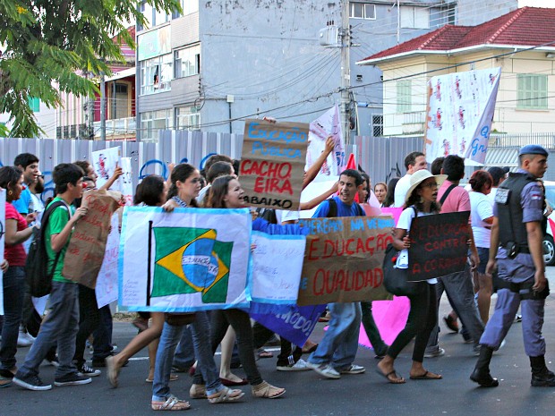 Estudantes ficaram revoltados com acordo firmado entre UNE e Aloizio Mercadante (Foto: Tiago Melo/G1 AM)