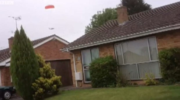 Avião cai de paraquedas em jardim na Grã-Bretanha (Foto: BBC)
