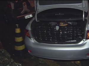 Tabletes de cocana estavam dentro de tanque de combustvel (Foto: Reproduo / TV Tribuna)