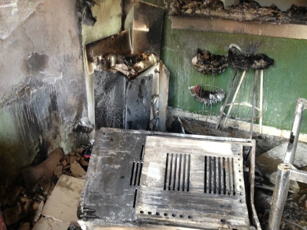 Imóvel ficou bastante danificado pelo fogo (Foto: Edivaldo Braga/Blog Braga)