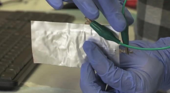Cientistas criam bateria de íons de alumínio que pode ser recarregada completamente em um minuto  (Foto: Reprodução/YouTube)