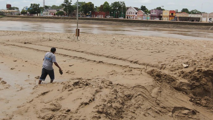 Rio Acre apresentou vazante e está abaixo da cota de alerta (Foto: Marcos Vicentti/Ascom PMRB)