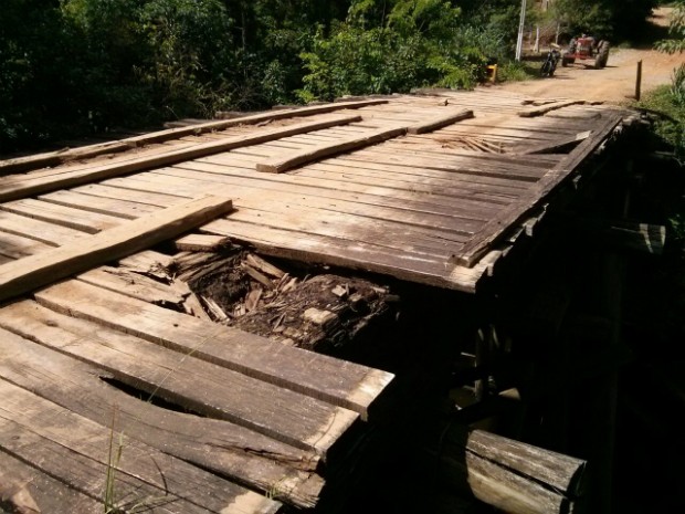 Moradores dizem que passar pela estrutura é perigoso (Foto: Cláudio Nascimento / TV TEM)