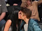 Justin Bieber e Selena Gomez se beijam em jogo de basquete