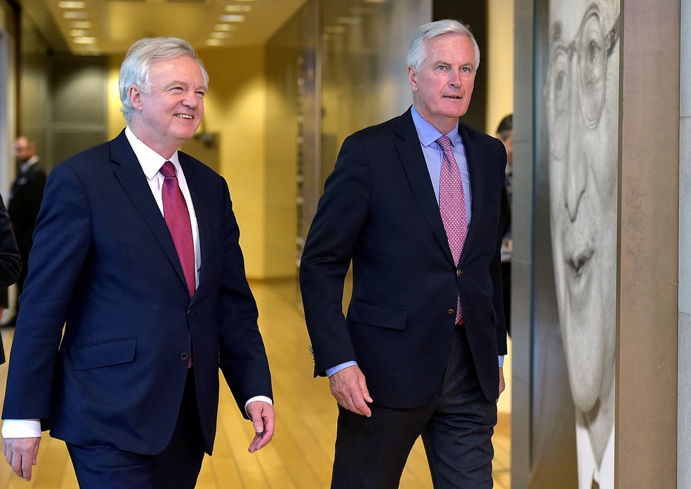 Negociador europeu, Breckin Michael Barnier, conversa com o Secretário de Estado do Reino Unido, David Davis (Foto: Eric Vidal/Reuters)