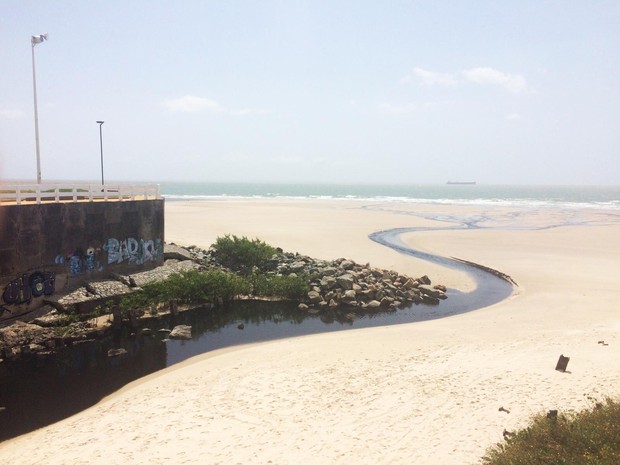 Esgoto na praia em São Luís (Foto: Zeca Soares/G1)