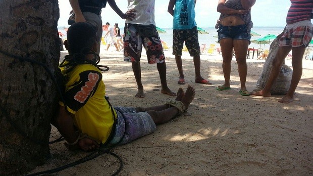 Adolescente foi amarrado para evitar que agredisse outras pessoas na praia (Foto: Kléverton Amorim/Arquivo pessoal)