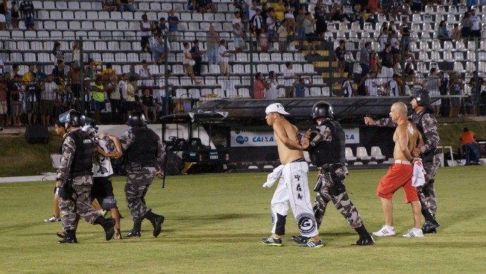 Polícia Militar controla confusão em final do estadual (Foto: Augusto Gomes/GloboEsporte.com) Polícia Militar controla confusão em final do estadual (Foto: Augusto Gomes/GloboEsporte.com)