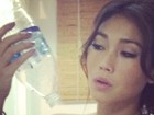 Sem água em casa, Dani Suzuki toma ‘banho de gato’