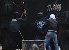 Grupo depreda carro da polícia na Colômbia (Luis Acosta/AFP)