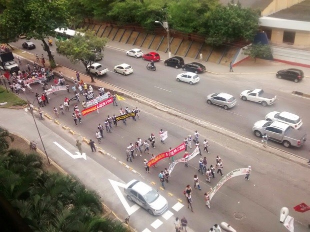 Manifestantes interromperam o trânsito em uma das pistas da avenida Salgado Filho durante o protesto  (Foto: Fred Carvalho/G1)